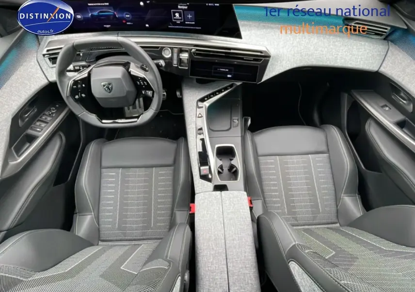 Vue intérieure frontale du Peugeot 3008 1.2 hybrid 145 GT e-DCS6 avec sièges gris et console centrale moderne.