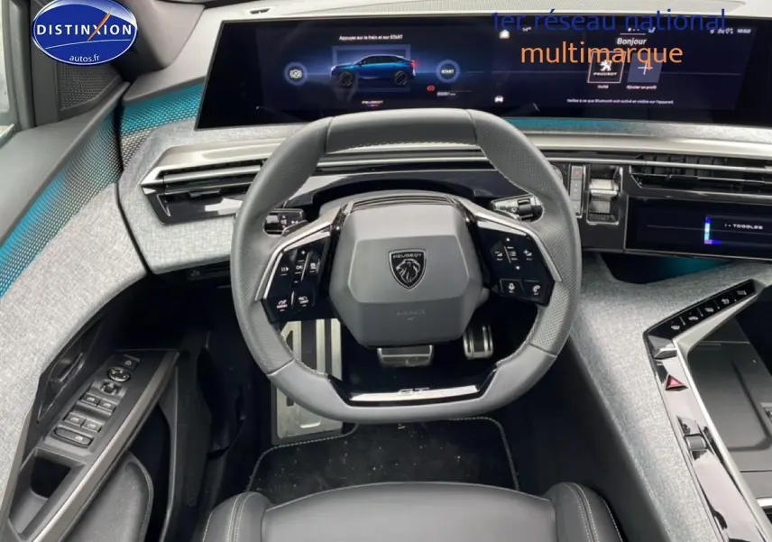 Vue intérieure centrée sur le volant cuir multifonction du Peugeot 3008 blanc, avec tableau de bord numérique et console moderne.