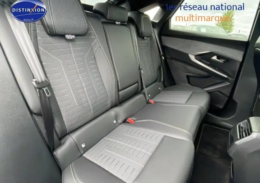 Vue intérieure côté droit sur la banquette arrière en cuir et tissu gris du Peugeot 3008 blanc 2025.