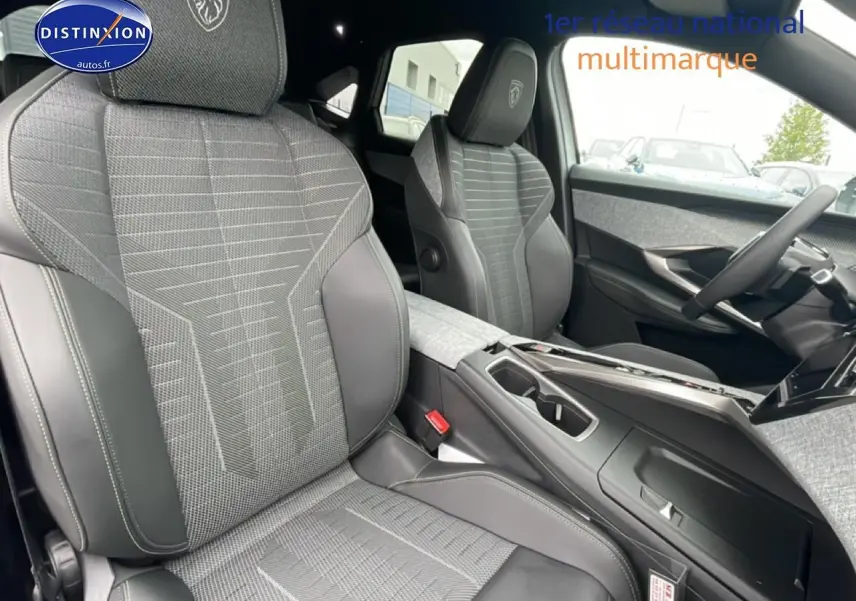 Vue intérieure avant du Peugeot 3008 Hybrid 2025 avec sièges gris et détails cuir noir, console centrale moderne visible.