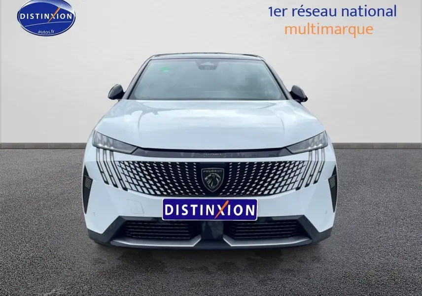 Vue frontale d'un Peugeot 3008 blanc 2025 avec calandre distinctive et phares LED fins.