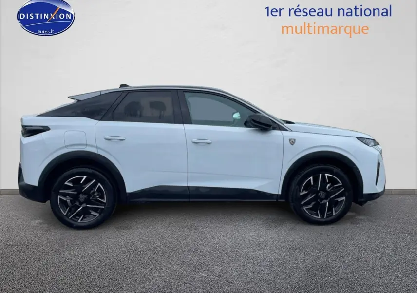 Profil droit d'un Peugeot 3008 blanc 2025 avec jantes alu noires et toit noir contrasté.