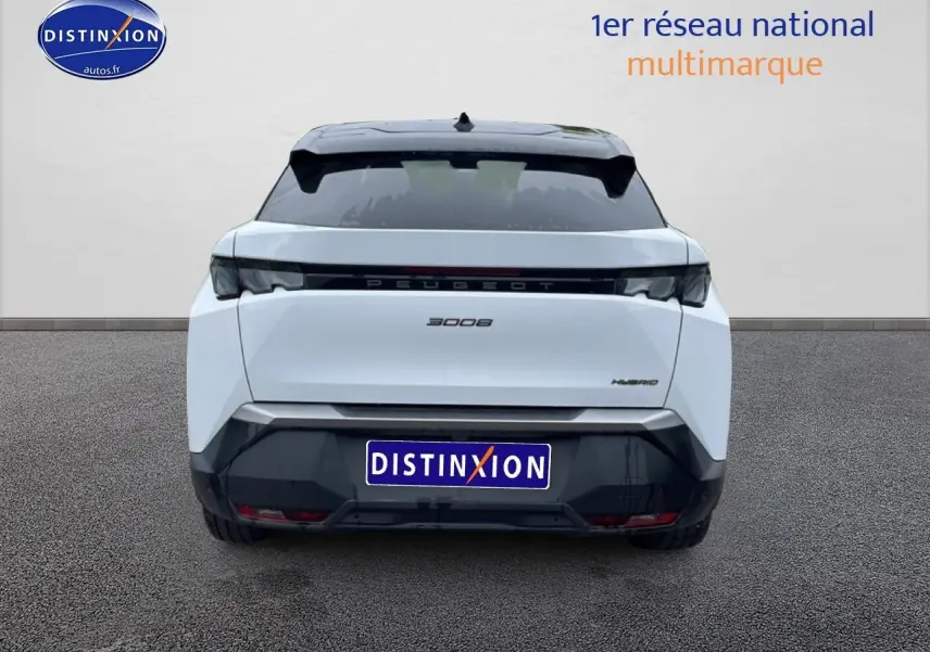 Vue arrière du Peugeot 3008 blanc hybride 2025 avec feux LED et becquet noir distinctif.