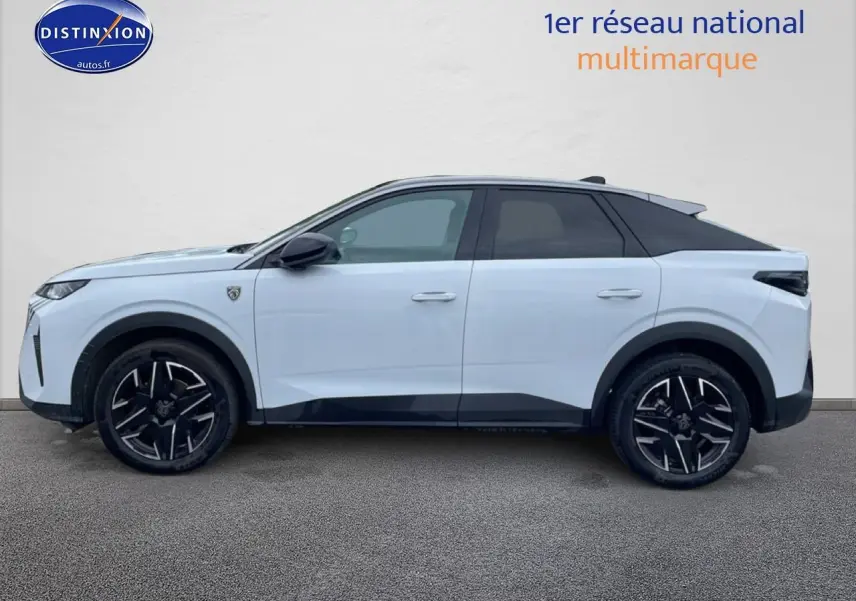 Peugeot 3008 blanc en vue de profil côté gauche, avec toit noir et jantes alliage noires.