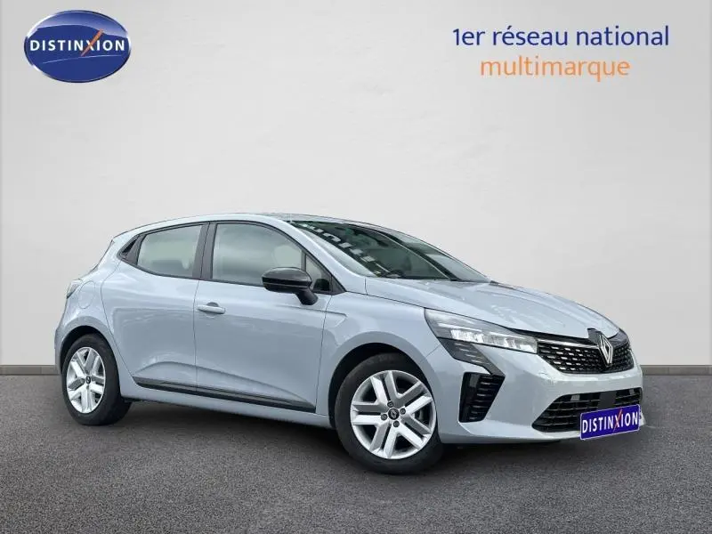 Renault Clio 2025 gris clair vue 3/4 avant droit, avec calandre noire et jantes alliage cinq branches.