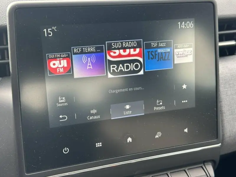 Écran tactile central de la Renault Clio 2025 affichant les options radio DAB+ avec interface moderne et température à 15°C.