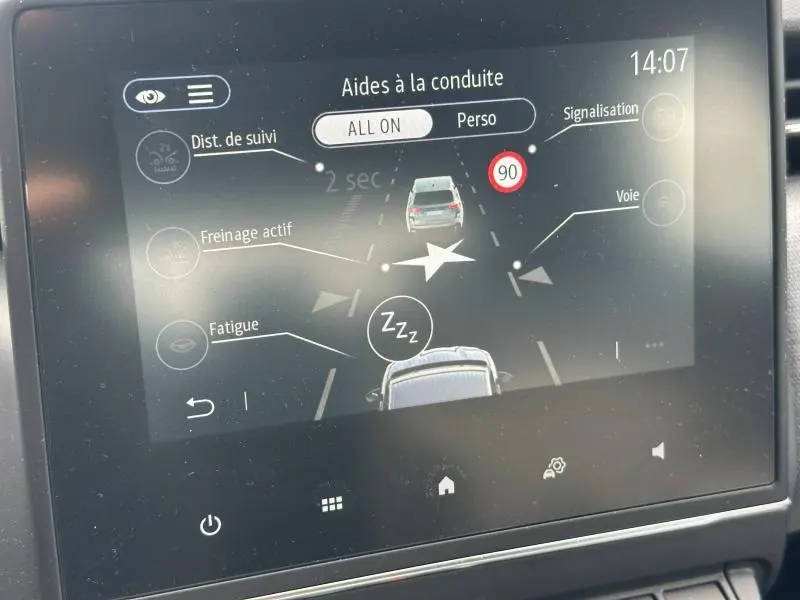Écran tactile intérieur de la Renault Clio 2025 montrant les aides à la conduite avec interface en noir et blanc.