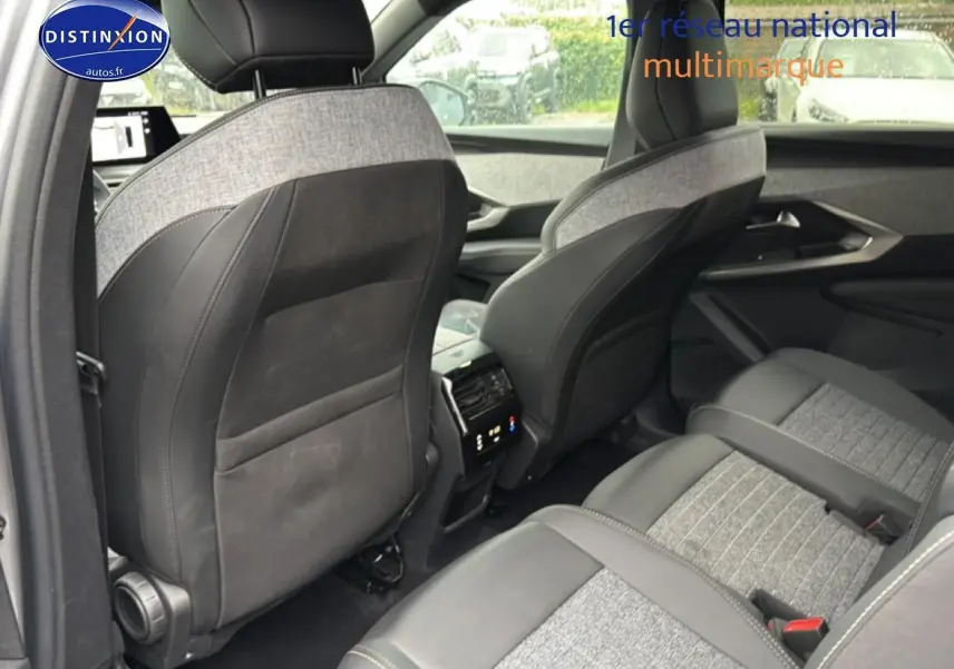 Vue arrière intérieure des sièges en tissu gris et cuir noir du Peugeot 5008 Hybrid 145 allure e-dcs6 gris artense.