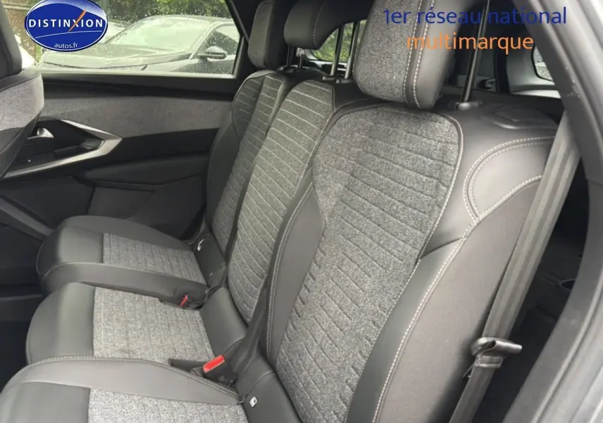 Vue latérale droite sur les sièges arrière en tissu gris et cuir noir du Peugeot 5008 Hybrid 145 allure 2025.