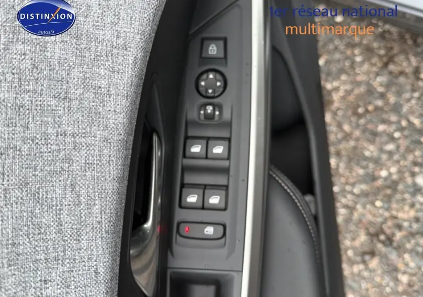 Gros plan sur les commandes de lève-vitres et verrouillage sur la porte côté conducteur du Peugeot 5008 gris Artense.