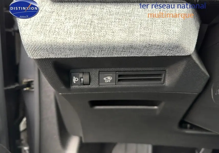 Détail intérieur du tableau de bord côté gauche avec commandes d'éclairage et désactivation assistance Peugeot 5008 gris Artense.