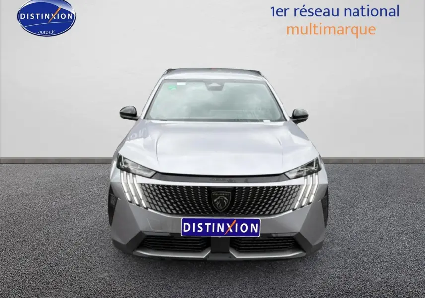 Vue frontale d'un Peugeot 5008 Hybrid 145 allure e-dcs6 gris artense avec calandre distinctive et phares LED verticaux.