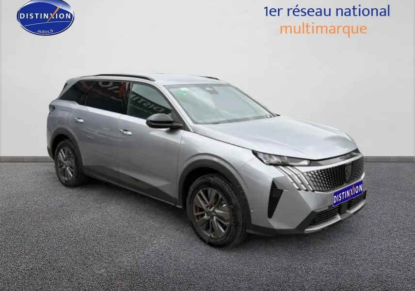 Peugeot 5008 Hybrid 145 allure gris artense en 3/4 avant droit avec jantes alu et vitres surteintées.