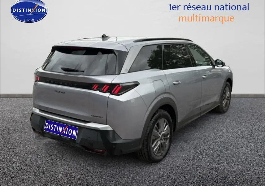 Vue 3/4 arrière droite d’un Peugeot 5008 gris artense avec feux arrière LED et vitres surteintées.