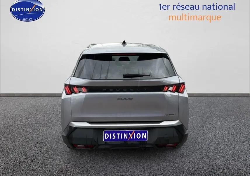 Vue arrière d'un Peugeot 5008 Hybrid 145 allure e-dcs6 gris artense avec feux LED caractéristiques et lunette arrière surteintée.