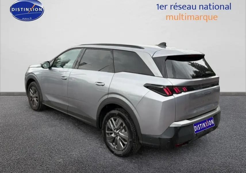 Peugeot 5008 Hybrid 145 gris artense en 3/4 arrière droit, avec vitres surteintées et jantes alu.