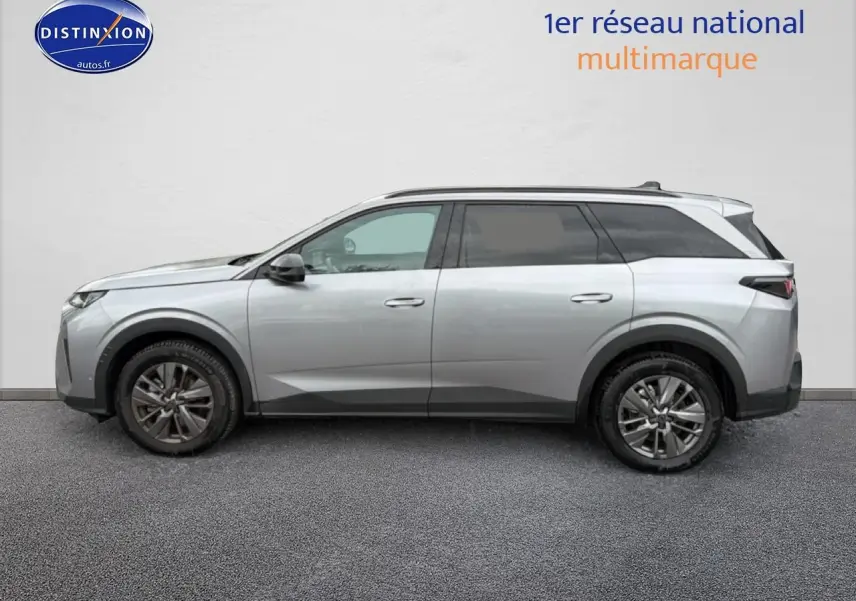 Profil côté gauche du Peugeot 5008 Hybrid 145 gris artense avec jantes alu et toit noir contrasté.