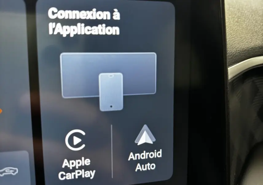 Écran tactile central affichant la connexion Apple CarPlay et Android Auto dans l'habitacle du MG3 gris clair.