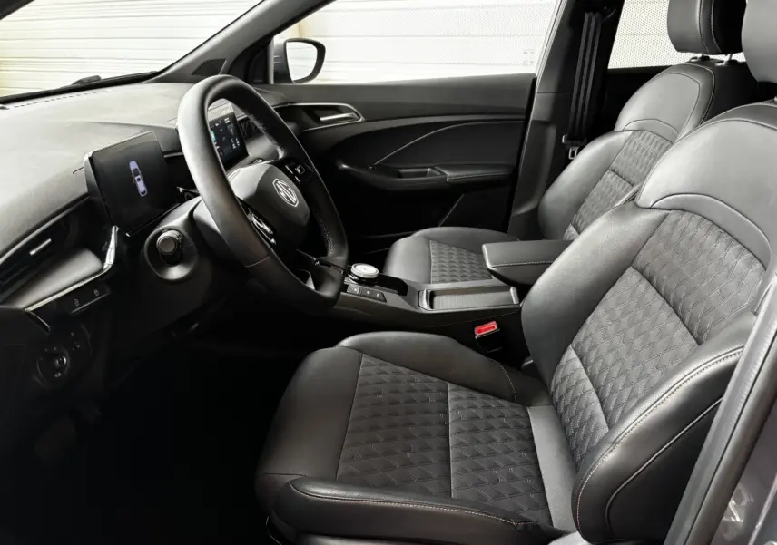 Vue intérieure côté conducteur de la MG3 1.5L Hybrid+ Luxury 2025 avec sièges en cuir noir et volant multifonctions chauffant en suède.