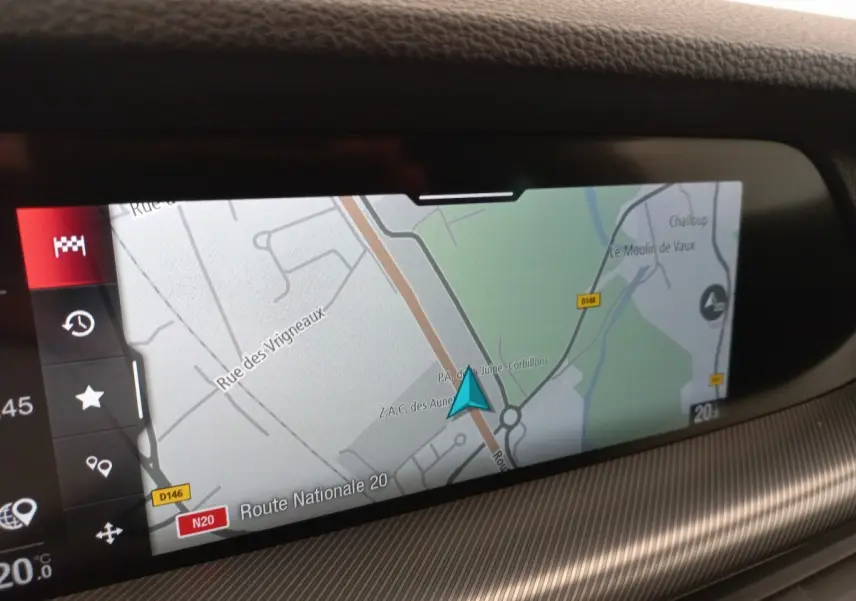 Écran tactile central affichant la navigation 3D dans l’Alfa Romeo Stelvio 2.2 TD 160 AT8 Sprint gris foncé, vue intérieure.