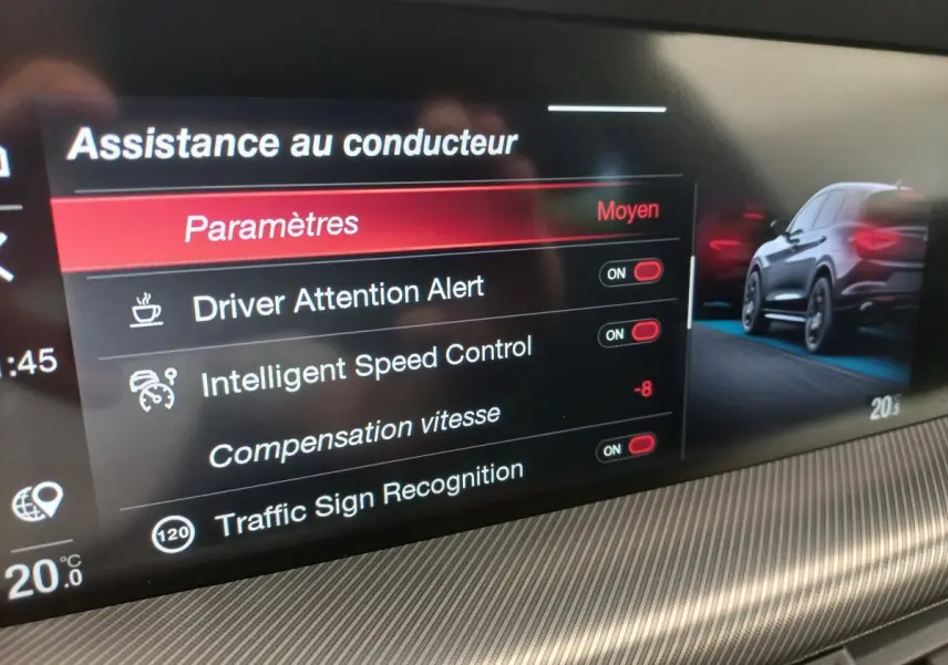 Écran tactile intérieur montrant les aides à la conduite avec illustration du SUV Alfa Romeo Stelvio gris foncé en 3/4 arrière.