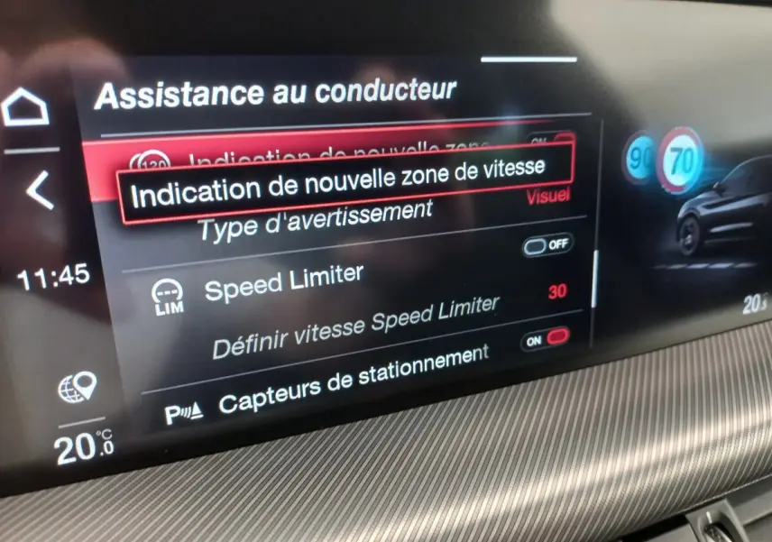 Écran tactile intérieur de l'Alfa Romeo Stelvio 2024 affichant l'assistance au conducteur et limiteur de vitesse.