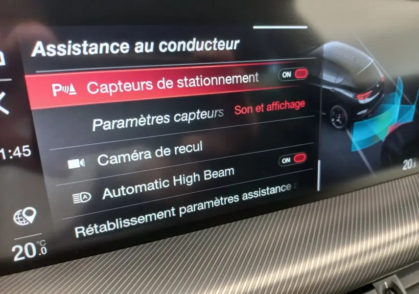 Écran tactile intérieur affichant les options d’assistance au conducteur du SUV Alfa Romeo Stelvio gris foncé.