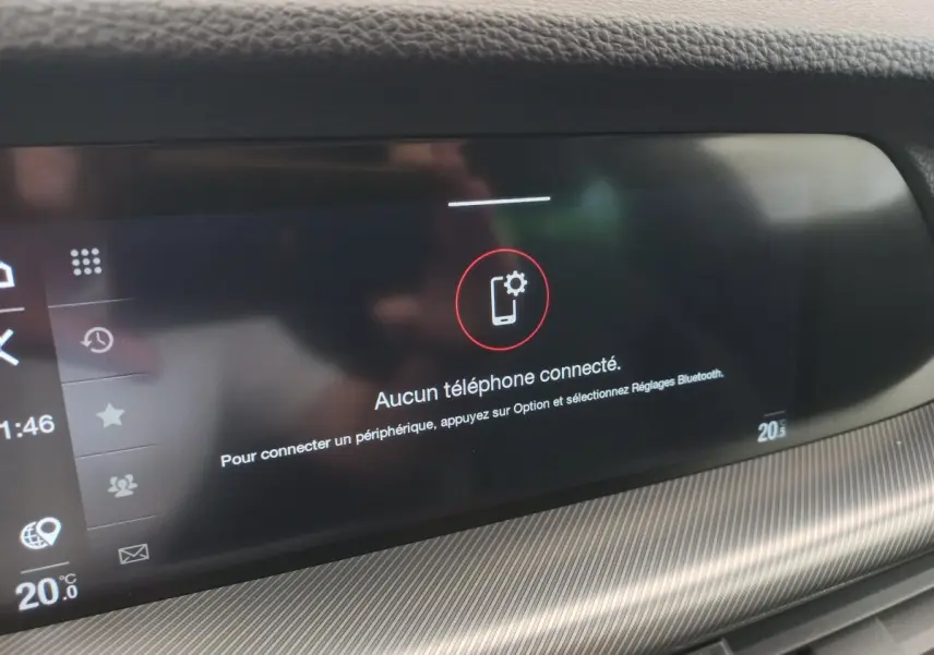 Écran tactile central affichant "Aucun téléphone connecté" dans l'habitacle d'une Alfa Romeo Stelvio gris foncé.
