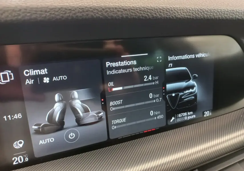 Écran tactile intérieur affichant les informations techniques et climatisation de l'Alfa Romeo Stelvio 2024.
