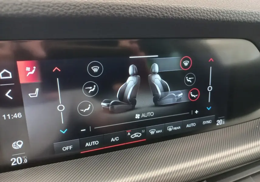Écran tactile central affichant les réglages de climatisation du tableau de bord de l'Alfa Romeo Stelvio gris foncé.