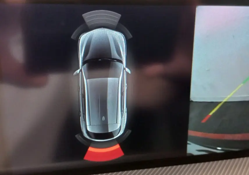Vue aérienne du SUV gris foncé Alfa Romeo Stelvio 2.2 TD 160 AT8 Sprint avec indication de détection d'obstacle arrière.