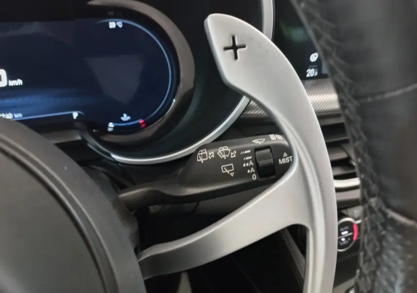 Gros plan sur la palette de changement de vitesse alu côté droit du volant cuir de l'Alfa Romeo Stelvio 2024.