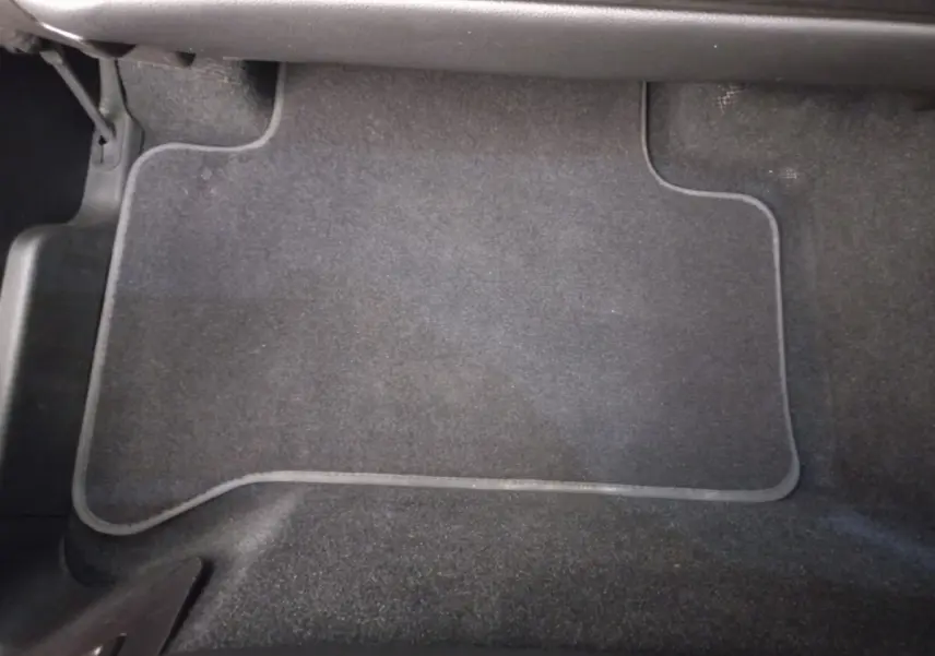 Tapis de sol gris foncé côté passager avant de l'Alfa Romeo Stelvio 2.2 TD 160 AT8 Sprint 2024.