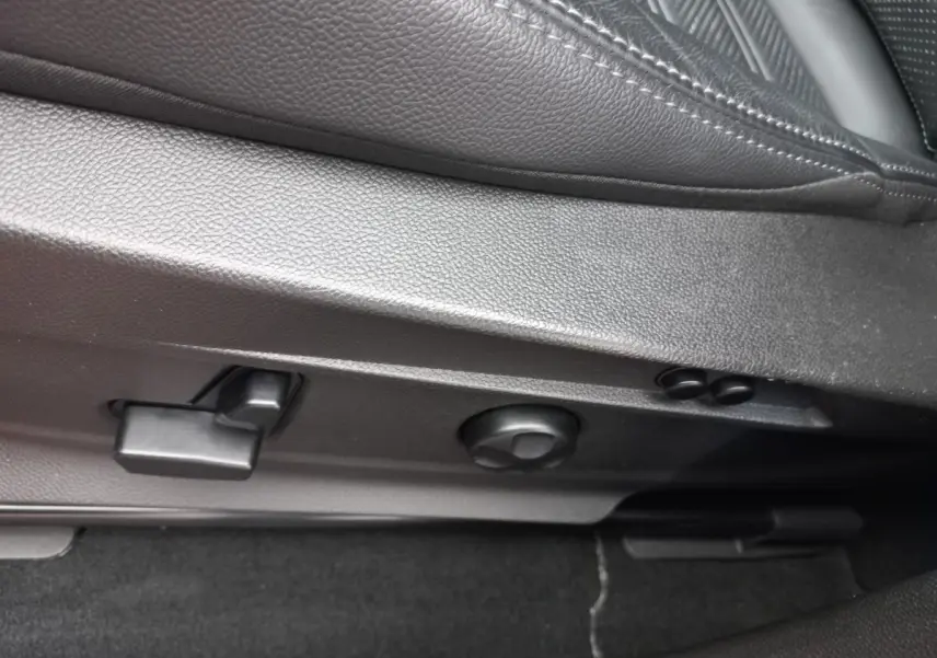 Détail des commandes de réglage du siège en cuir noir de l'Alfa Romeo Stelvio 2024, côté gauche.