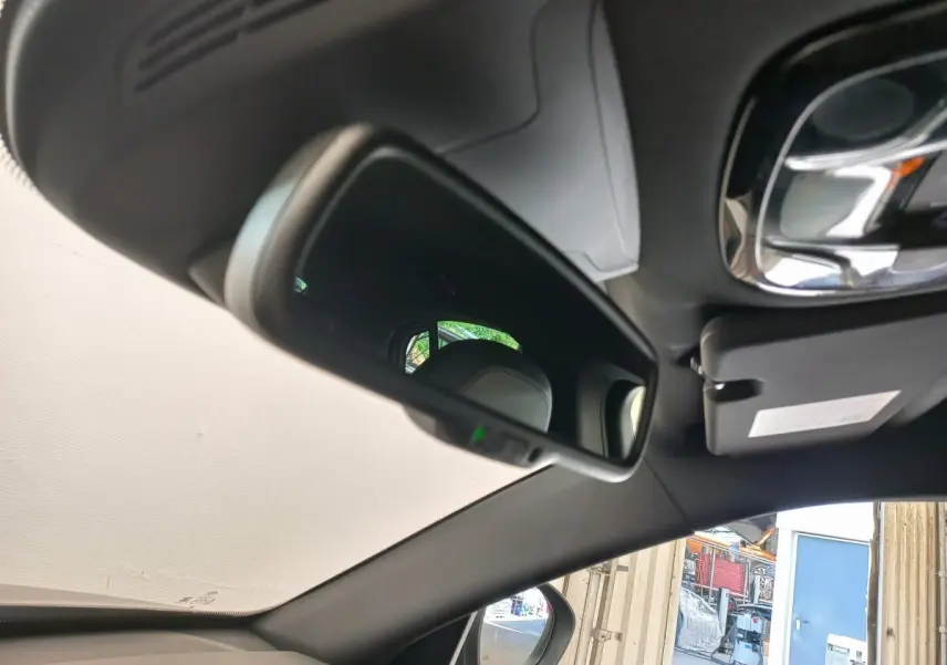 Rétroviseur intérieur et pare-soleil côté conducteur de l'Alfa Romeo Stelvio gris foncé, vue depuis l'habitacle.