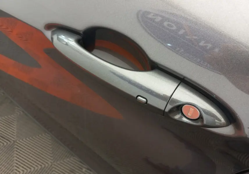 Poignée de porte gris foncé de l'Alfa Romeo Stelvio 2.2 TD 160 AT8 Sprint en gros plan côté droit.