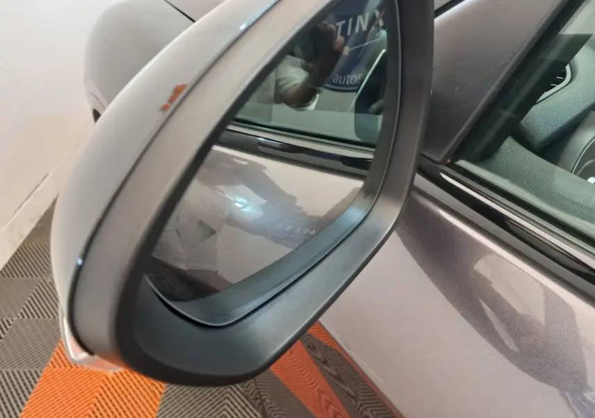 Rétroviseur côté droit gris foncé de l'Alfa Romeo Stelvio 2024, vue rapprochée sur la portière et la vitre.