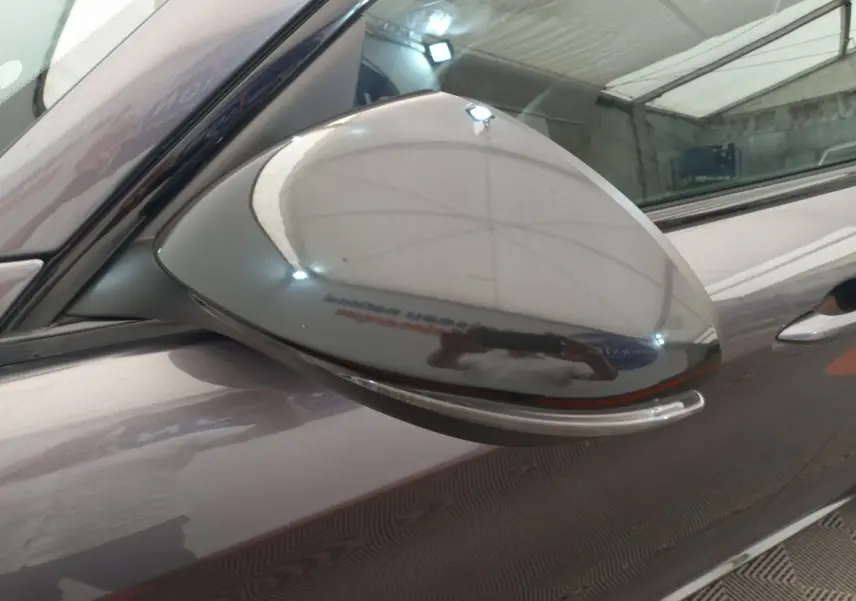 Rétroviseur côté gauche gris foncé de l'Alfa Romeo Stelvio 2024 avec clignotant intégré, vue rapprochée.