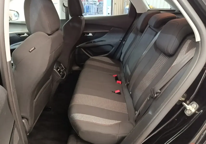 Vue intérieure côté gauche sur la banquette arrière noire du Peugeot 3008 2018 avec ceintures et appuie-têtes visibles.