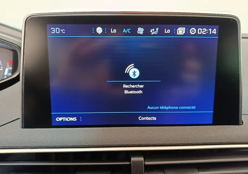Écran tactile central affichant la recherche Bluetooth dans l'habitacle du Peugeot 3008 noir, vue de face rapprochée.