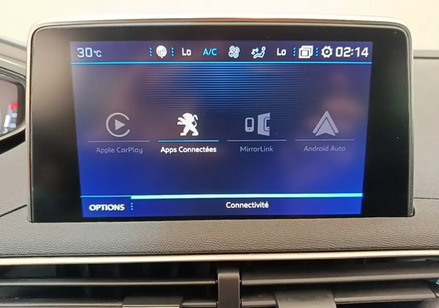 Écran tactile central du tableau de bord du Peugeot 3008 noir, affichant les options Apple CarPlay et Android Auto.