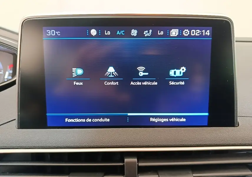 Écran tactile central du tableau de bord du Peugeot 3008 noir, affichant les réglages de conduite et véhicule.