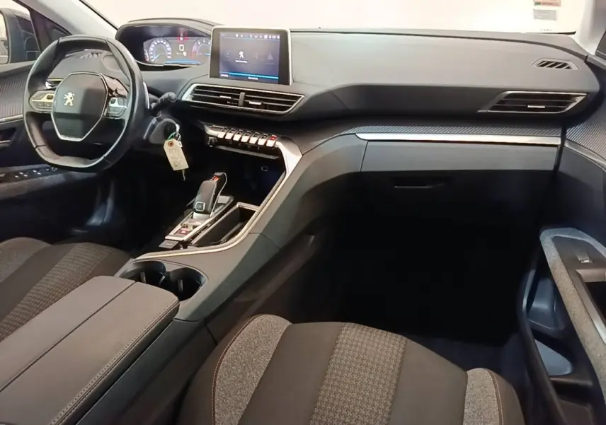 Intérieur noir du Peugeot 3008 Puretech 2018, vue côté conducteur avec tableau de bord digital et écran tactile central.