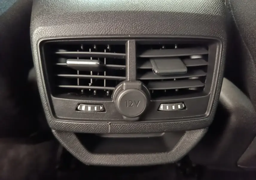 Gros plan sur la prise 12V et les aérateurs arrière du Peugeot 3008 noir, version Puretech 130 S&S EAT6 Active Business.