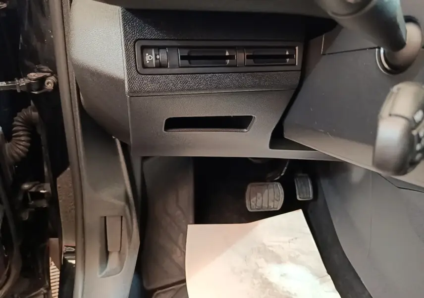 Vue intérieure côté conducteur du Peugeot 3008 noir, montrant la partie inférieure du tableau de bord et les pédales.