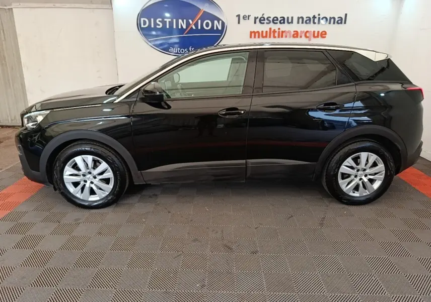 Peugeot 3008 noir vue de profil côté gauche, SUV compact avec jantes alliage et toit noir brillant.