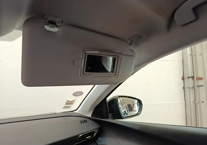 Intérieur du Peugeot 3008 noir, vue côté gauche sur pare-soleil avec miroir et rétroviseur extérieur.