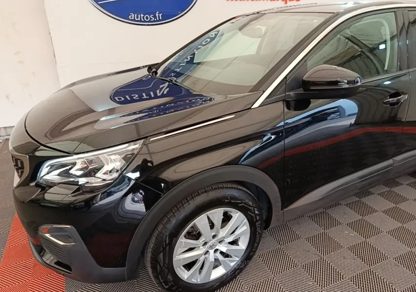 Peugeot 3008 noir vue 3/4 avant droit, avec phares LED et jantes alliage visibles en showroom.