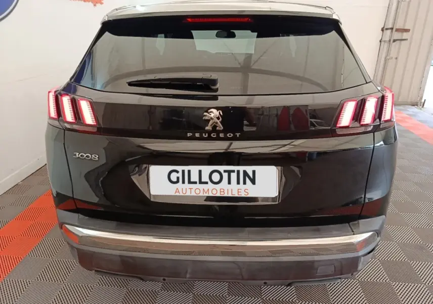 Vue arrière d'un Peugeot 3008 noir avec feux arrière LED caractéristiques et logo au centre du hayon.