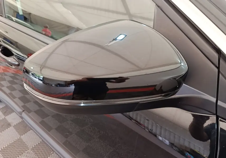 Rétroviseur côté gauche noir brillant du Peugeot 3008 Puretech 130 S&S EAT6 Active Business de 2018.